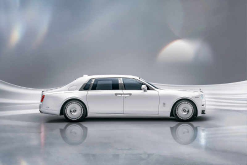 2022-Rolls-Royce-Phantom-21.jpg