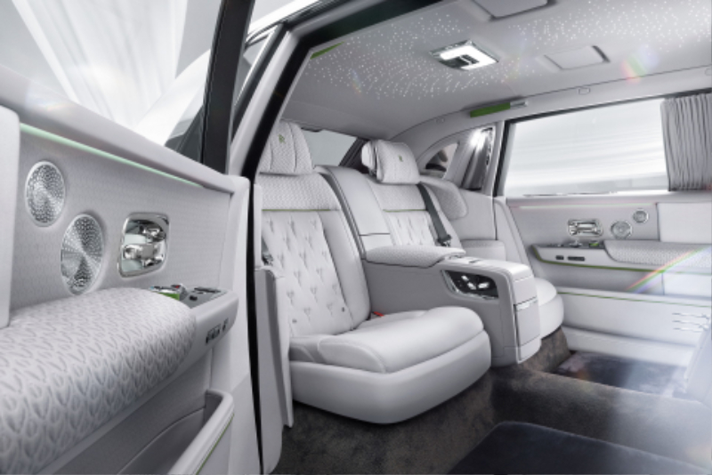 2022-Rolls-Royce-Phantom-25.jpg