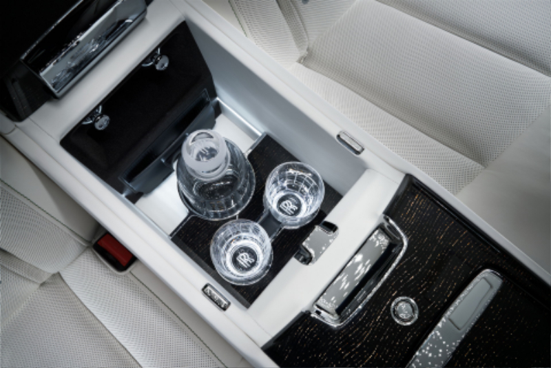 2022-Rolls-Royce-Phantom-28.jpg