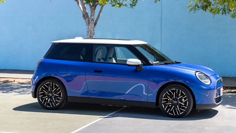 MINI Hatch 2023 spy shots-2.jpg