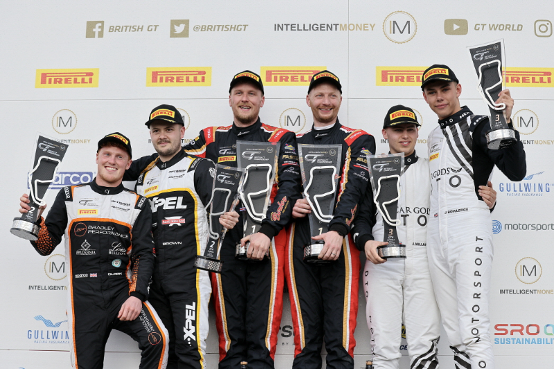 [이미지 3] 맥라렌 아투라 GT4_영국 GT 챔피언십 원투쓰리 피니시 쾌거.jpg