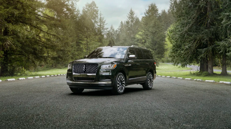 2022-Lincoln-Navigator-Black-Label-Central-Park-01.jpg