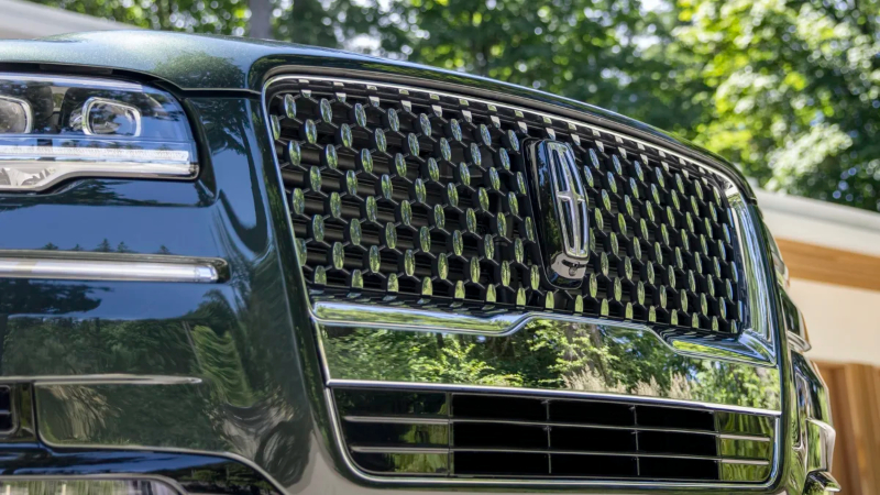2022-Lincoln-Navigator-Black-Label-Central-Park-07.jpg