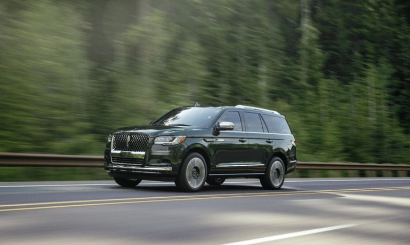 2022-lincoln-navigator-manhattan-green-black-label-03-1646345100.jpg