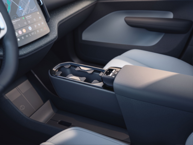 2025-volvo-ex30_100888051_h.jpg
