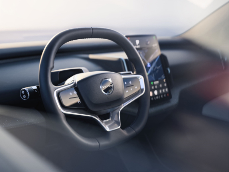 2025-volvo-ex30_100888048_h.jpg