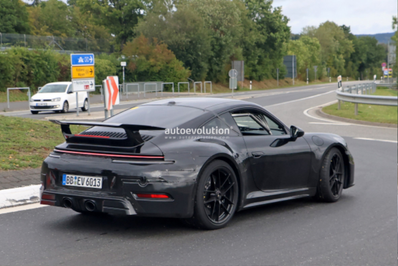 2025-porsche-911-carrera-gts-aerokit-9922-facelift-snapped-testing-with-hybrid-muscle_12.jpg