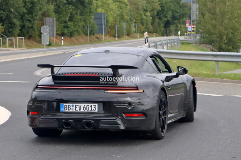 2025-porsche-911-carrera-gts-aerokit-9922-facelift-snapped-testing-with-hybrid-muscle_14.jpg