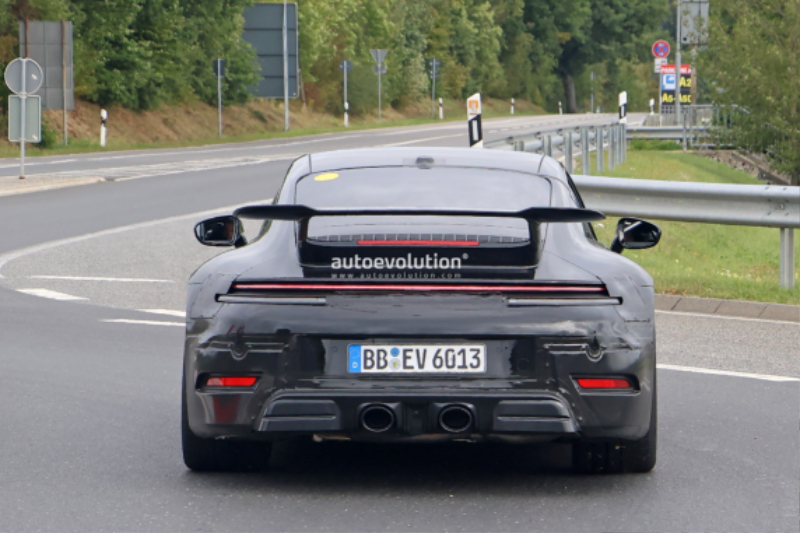 2025-porsche-911-carrera-gts-aerokit-9922-facelift-snapped-testing-with-hybrid-muscle_15.jpg