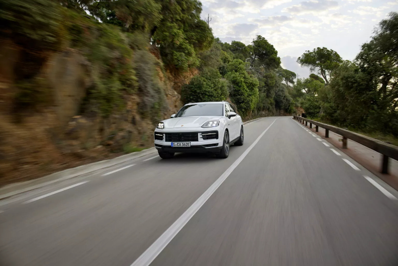 2024-Porsche-Cayenne-S-E-Hybrid-3-1536x1024.jpg