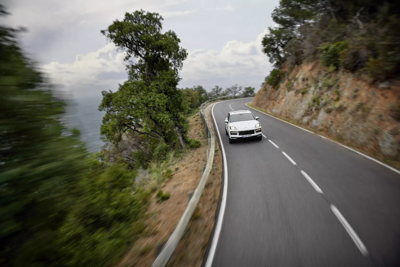 2024-Porsche-Cayenne-S-E-Hybrid-5-1536x1024.jpg