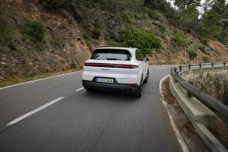 2024-Porsche-Cayenne-S-E-Hybrid-6-1536x1024.jpg