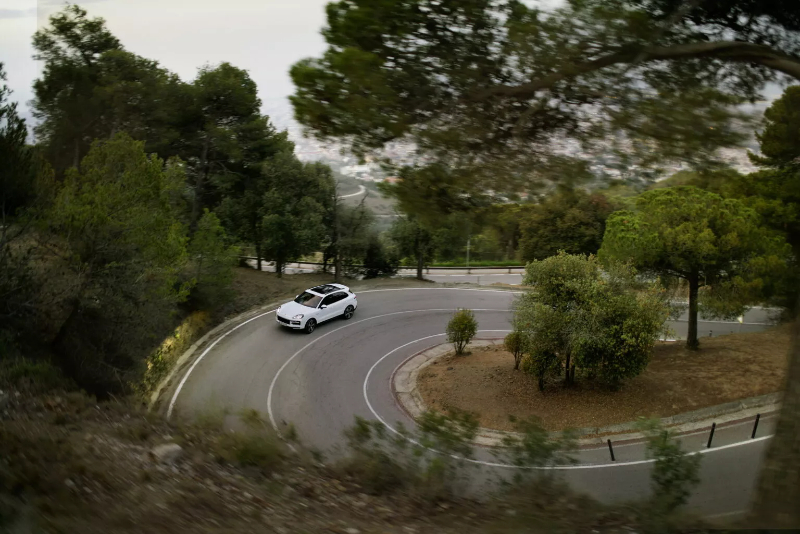 2024-Porsche-Cayenne-S-E-Hybrid-2-1536x1024.jpg