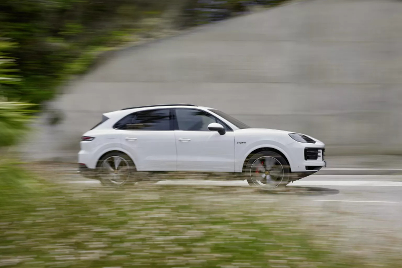 2024-Porsche-Cayenne-S-E-Hybrid-8-1536x1024.jpg