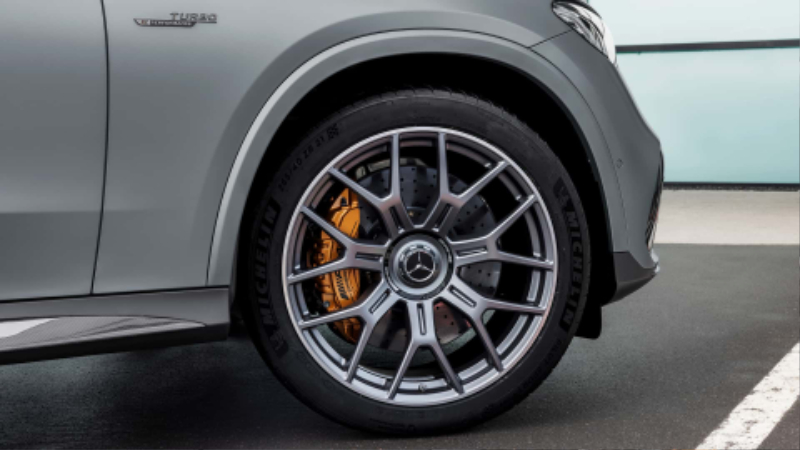 2025-mercedes-amg-glc-63-s-e-performance (8).jpg