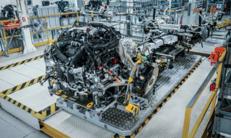 Bentley-V8-hybrid-engine-00001-2048x1221.jpg