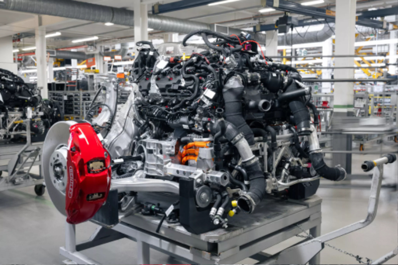 Bentley-V8-hybrid-engine-00003-2048x1366.jpg