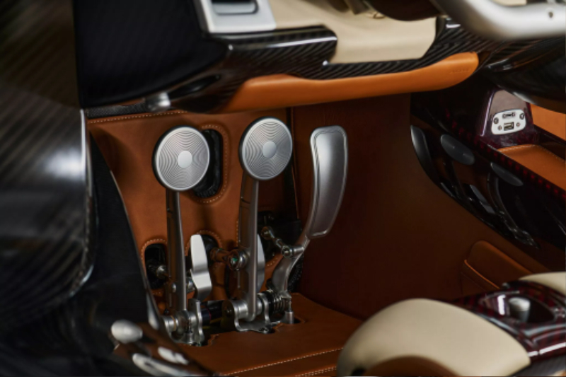 Pagani-Utopia-Roadster-Interior-8-2048x1362.jpg